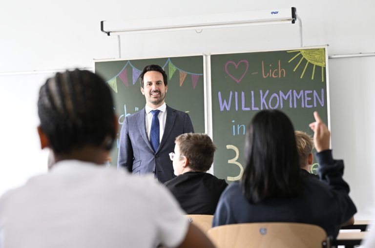 Bildungsminister Chris­toph Wiederkehr in der Sportmittelschule Donaustadt in Wien. ⇒APA