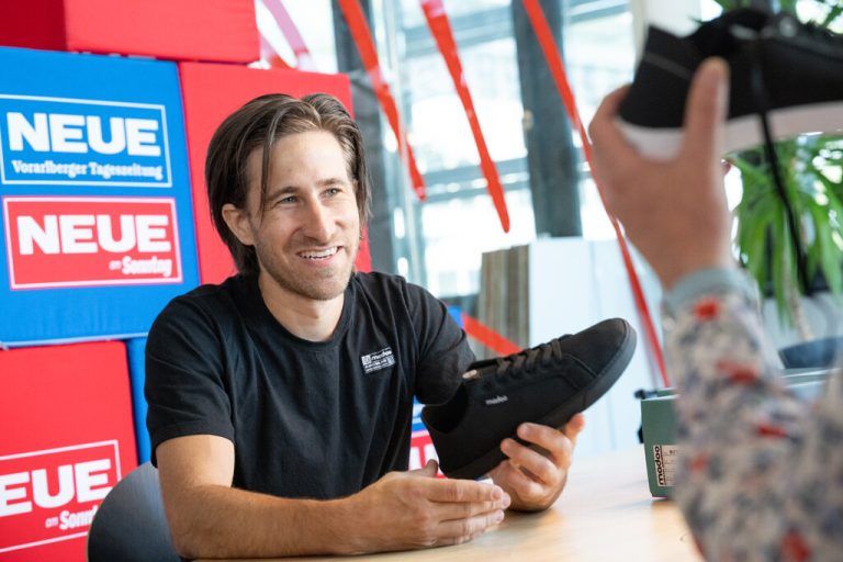 Christoph Ganahl präsentiert die Schuhe, die ihm mit seinen eigenen Rückenproblemen helfen.⇒Serra