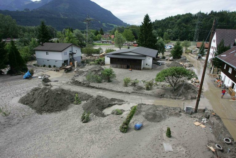 Das Hochwasser im Jahr 2005 im Ortsteil Schildried bei Göfis. ⇒hofmeister