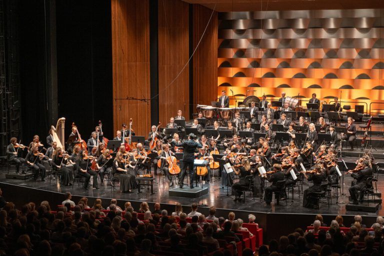 Das Symphonieorchester Vorarlberg unter Chefdirigent Leo McFall bei der Festspiel-Matinee mit Werken von Gustav und Alma Mahler sowie Oscar Fried. ⇒Bregenzer Festspiele/Christian Lins