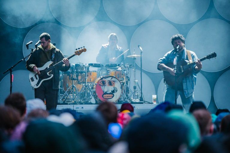 Der charakteristische Mix von Milky Chance aus Indie, Pop und Elektro füllt das Reichenfeld mit Energie. ⇒Ira & John