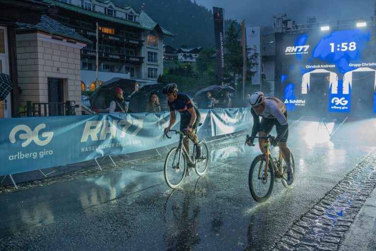 Der erstmals durchgeführte Night-Sprint am Freitag zog trotz Regen viele Zuschauer an.