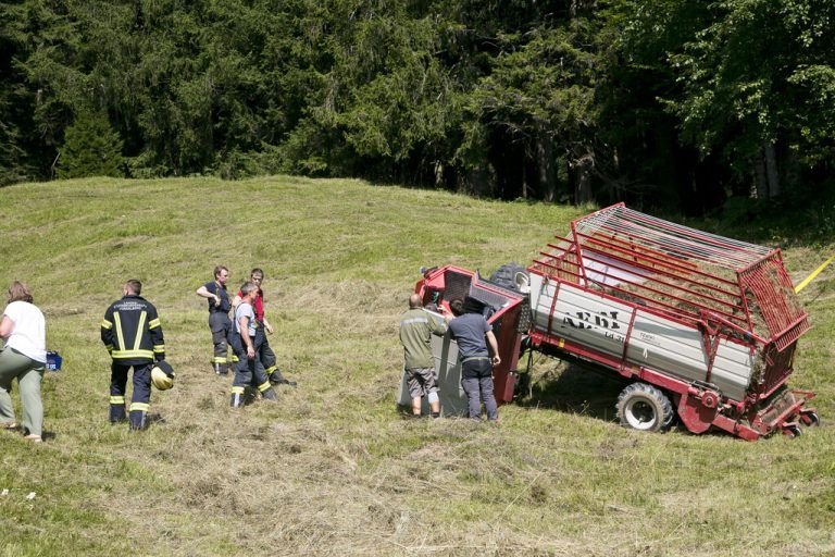 Der Mann wurde unter dem Heulader eingeklemmt.⇒Mathis