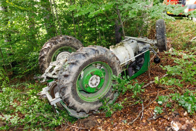 Der Traktor überschlug sich infolge des Unfalls.⇒hofmeister