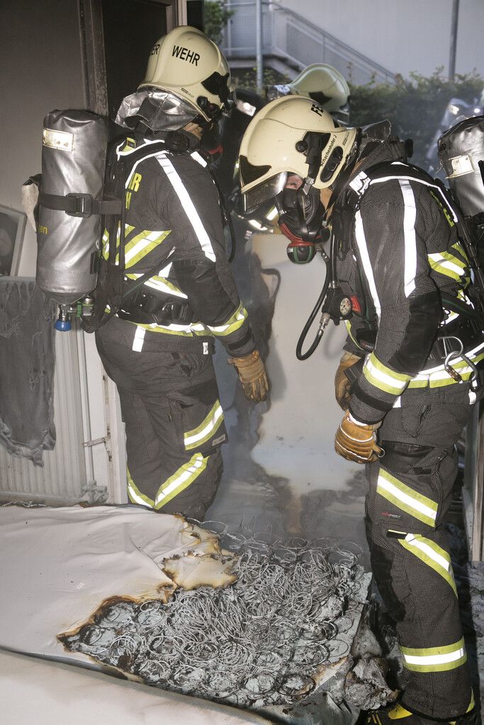 Dichter Rauch erschwerte die Arbeit.⇒Mathis