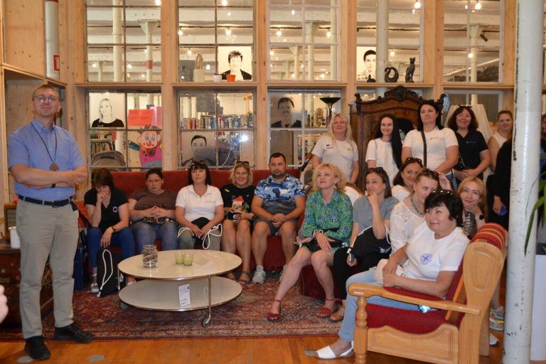 Die Besucherinnen und Besucher bei einer Führung im carla-Store in Bludenz.⇒caritas vorarlberg