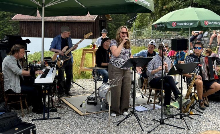 Die Jazz Refugees in Aktion auf der Lindauer Hütte.⇒Lutz