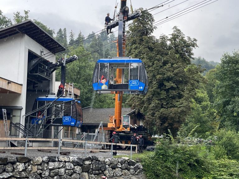 Die Kabinen hängen wieder an den Seilen. ⇒Dornbirner Seilbahn AG