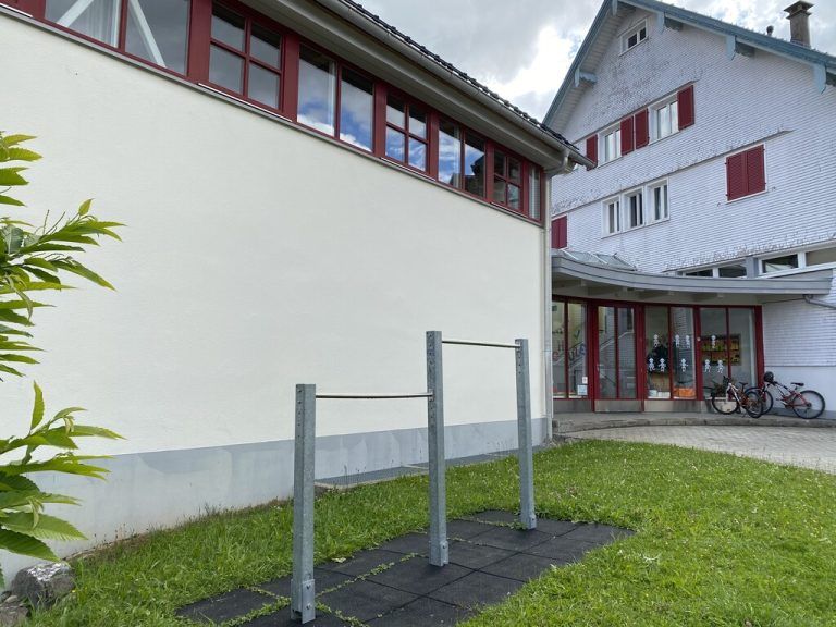 Die Turnhalle (im Bild links) soll erhalten bleiben, das Schulgebäude durch einen Neubau ersetzt werden. Unten: Schnitte und Modell des Siegerprojekts. ⇒⇒Vol.at, Cucrowicz NAchbaur