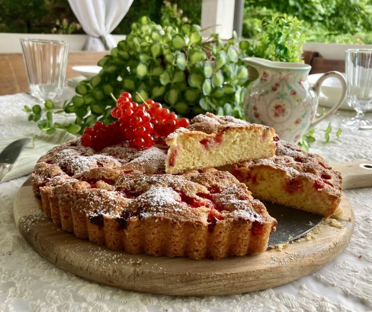 Dieser Johannisbeerkuchen schmeckt nach Kindheit und Sonnenschein, knuspriger Rand, weiche Mitte, süß-säuerlicher Geschmack.⇒Ulrike Hagen