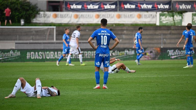 Ein Bild mit Symbolcharakter: Nach dem Schlusspfiff waren beide Teams enttäuscht. Bregenz über Hälfte eins, der FAC über Hälfte zwei. Nein, diese Partie hatte keinen Sieger verdient. ⇒GEPA/Lerch (2)
