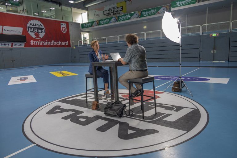 Sportlandesrätin Martina Rüscher beim Gespräch mit NEUE-Sportchef Hannes Mayer im Mittelkreis der Sporthalle am See in Hard.⇒Klaus Hartinger