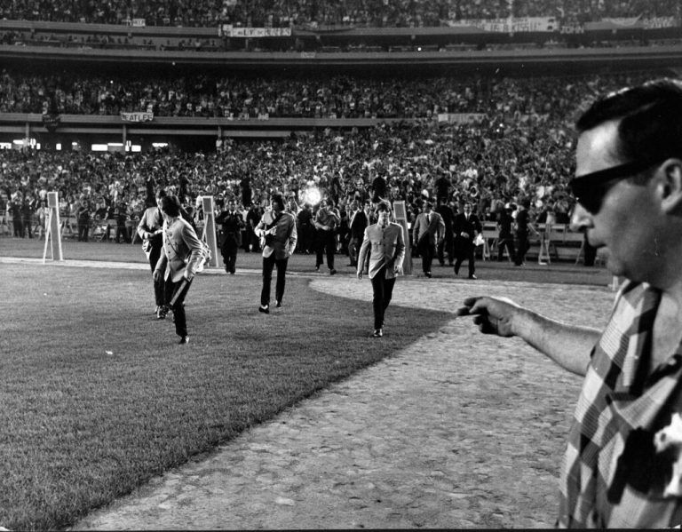 Ein Luftbild vom Shea Stadium am 15. August 1965. Als die Beatles die Rasenfläche betreten und zur Bühne eilen, können sie wie ihr Manager Brian Epstein (unten) ihren Augen kaum trauen.⇒AP (3)
