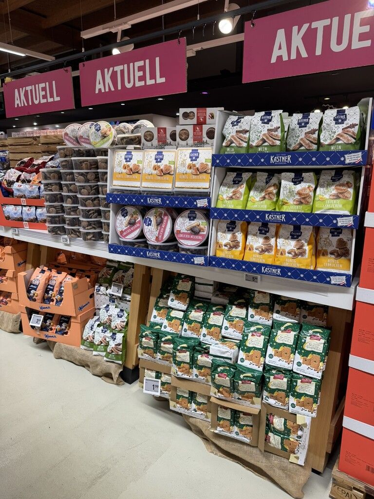 Eine verwunderte NEUE-Leserin hat der Redaktion dieses Foto geschickt und darauf aufmerksam gemacht, dass es bereits Lebkuchen zu kaufen gibt. ⇒Privat