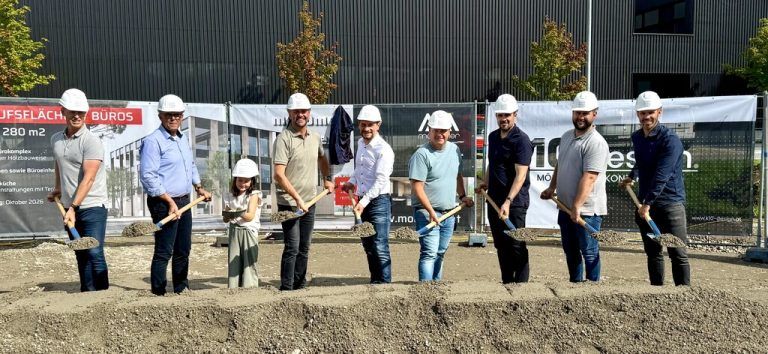 Erfolgreicher Spatenstich: Lukas Lässer, Walter Gohm, Klaus Malin, Christian Fiel, Andreas Kaufmann, David Nußbaumer, Johannes Müller, Manuel Gschwendtner.