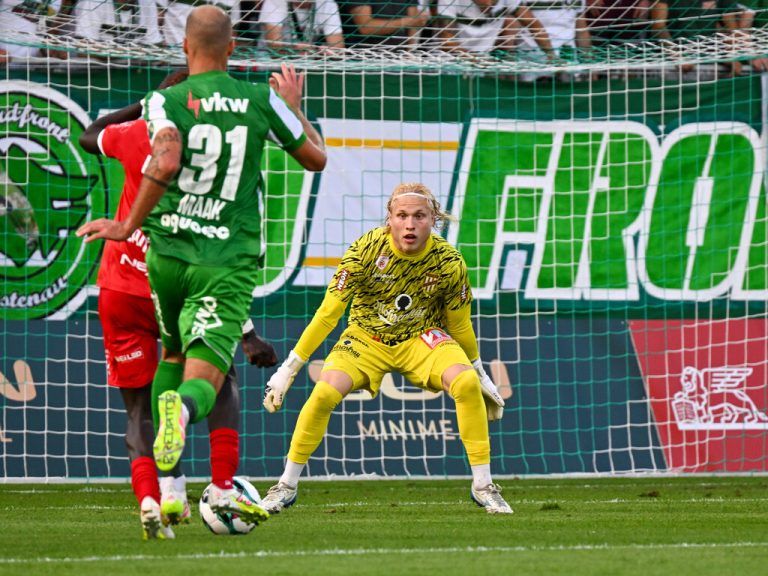 In dieser Szene in Minute 35 verursacht Matthias Maak im Laufduell mit Lamine Toure einen Elfer – zum Ärger von Coach Mader. ⇒GEPA/Lerch (3)
