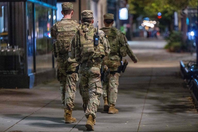 Insgesamt 2200 Nationalgardisten sollen in Washington im Einsatz sein – auf Trumps Weisung hin mit Schusswaffen.⇒afp