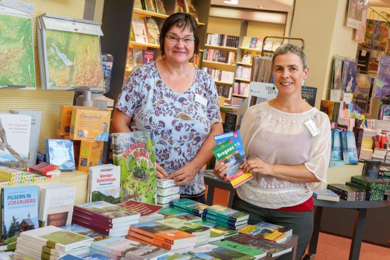 Links: Eva Hansen und Regina Richter (v.l.). Rechts: Der Verlag „Reise Know-How“ soll Abhilfe schaffen.⇒stiplovsek (2)