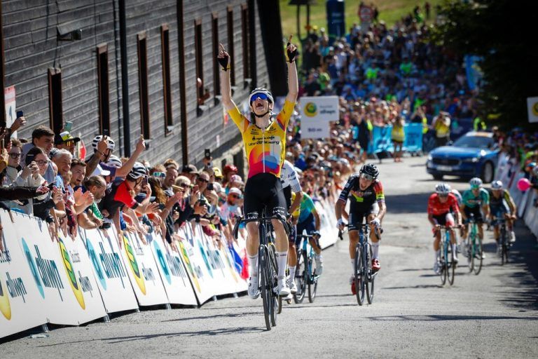 Links geht Jannis Peter bei der Czech Tour als Sieger über die Ziellinie, oben jubelt Felix Stehle in Halmstad über seinen Etappen- und Gesamtsieg. ⇒Team Vorarlberg