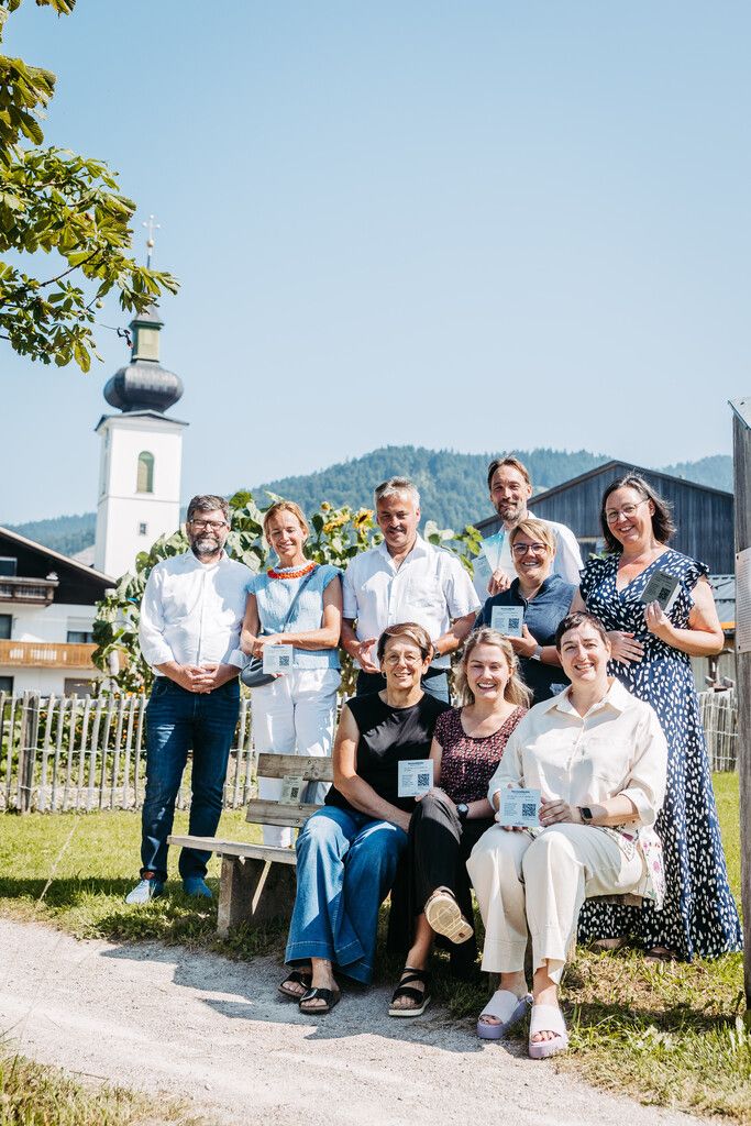 Links: Vertretende der Regio Bregenzerwald und vom Verein „VergissMichNicht – Sternenkinder Fotografie“. Rechts: Eines der „Bänkle“.⇒sams (2)