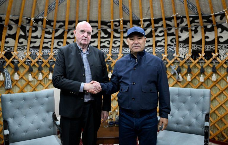 Michael Doppelmayr mit dem kirgischen Präsidenten Sadyr Zhaparov.President of the Kyrgyz Republic