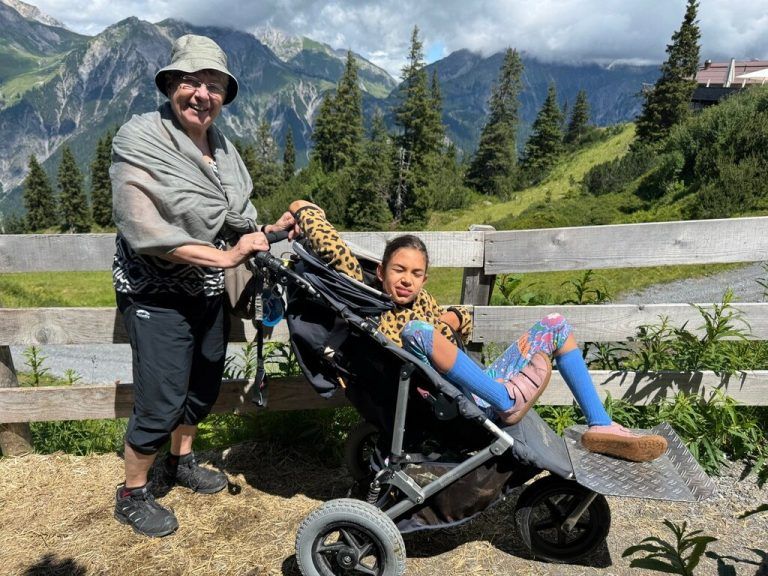 Mit dem alten Buggy sind Spaziergänge und Ausflüge für Ella und ihre Familie kaum noch möglich.