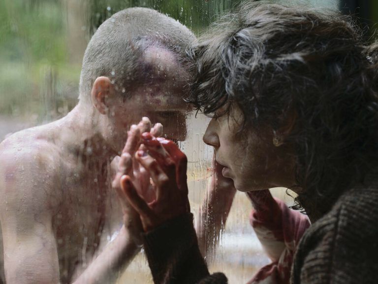 Ollie (Jonah Wren Philipps) und seine Pflegemutter Laura (Sally Hawkins).⇒AP