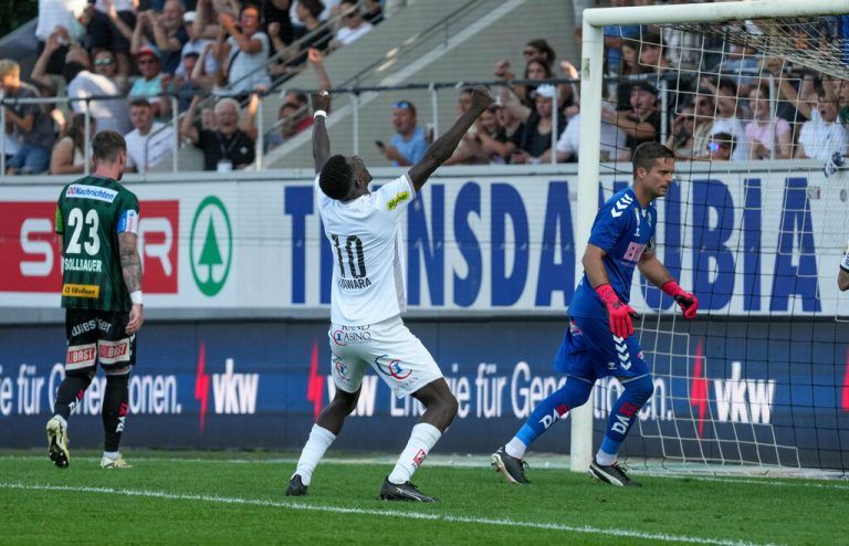 Ousmane Diawaras Torjubel nach dem 1:0-Siegtreffer seines Teamkollegen Patrick Greil steht sinnbildlich für die Euphorie, die beim SCR Alt­ach derzeit entsteht.⇒Dietmar Stiplovsek