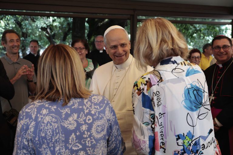 Papst Leo bei einem Festessen auf „Borgo Laudato Si“ am 17. August.⇒ap