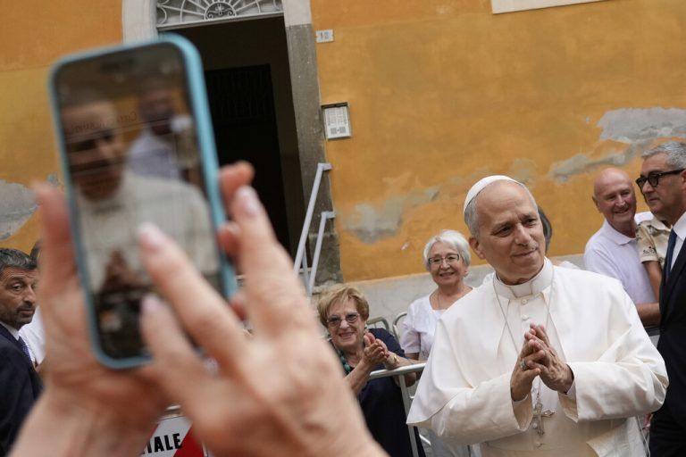 Papst Leo XIV. wird von Gläubigen in Albano Laziale begrüßt. Der Pontifex plant, nach Abschluss der Renovierungsarbeiten in die Wohnung im Apostolischen Palast einzuziehen. ⇒AP