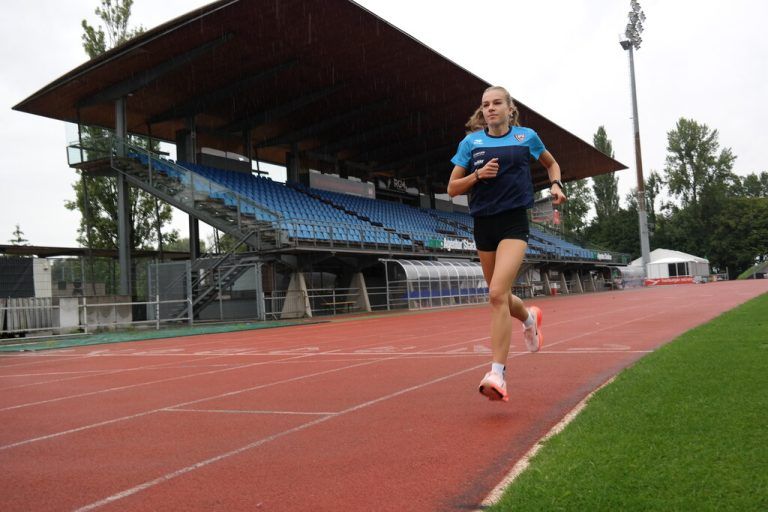 Pauline Schedler vor einer Woche beim Training für Tampere im Stadion in Bregenz.⇒Jochen Dedeleit