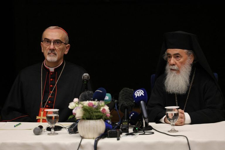 Pierbattista Pizzaballa (l.) und Theofilus III. bei einer Pressekonferenz im Juli in Jersusalem. ⇒APA/AFP/AHMAD GHARABLI