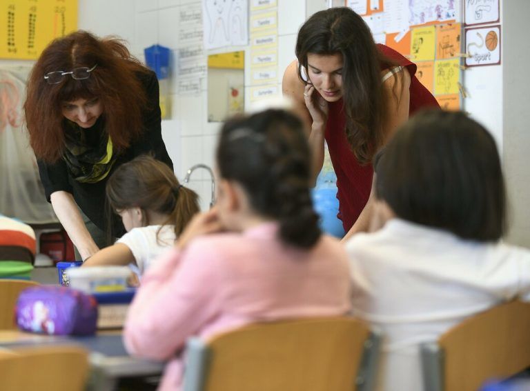 Rund 12.000 Schüler nehmen in Vorarlberg bezahlte Nachhilfe in Anspruch.⇒symbolbild/APA/HARALD SCHNEIDER