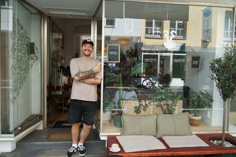 Samuel Rehm lässt sich die gute Laune nicht verderben, auch wenn der bisherige Schriftzug weichen musste. ⇒NEUE (2),, Dario Fink