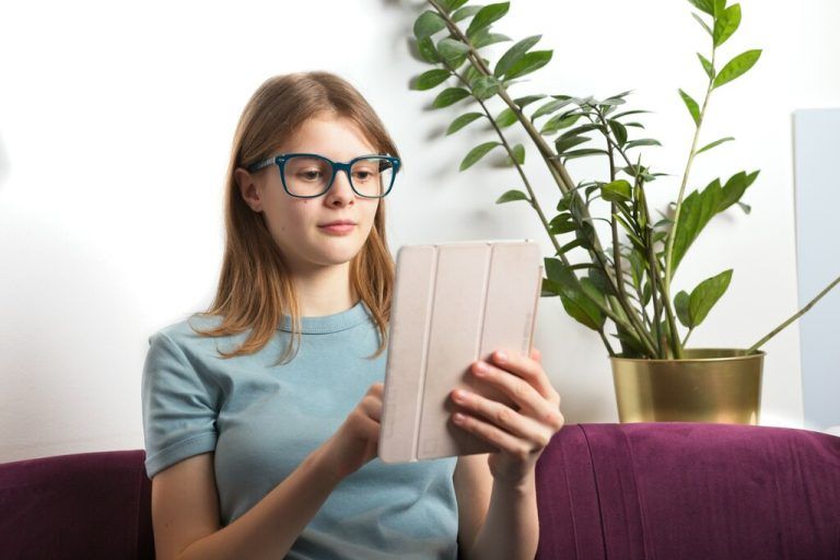Tablets sind aus dem Schulalltag heute nicht mehr wegzudenken.⇒Bundesinnung der Augen- und Kontaktlinsenoptiker