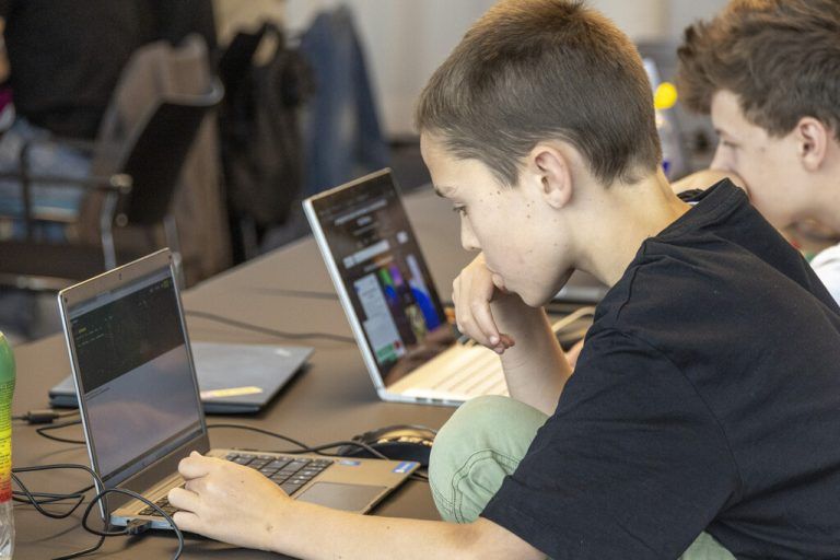 Teilnehmende des Code Base Camps 2025 entwickeln in Schwarzach und Klaus eigene Web- und Spieleprojekte. ⇒Paulitsch