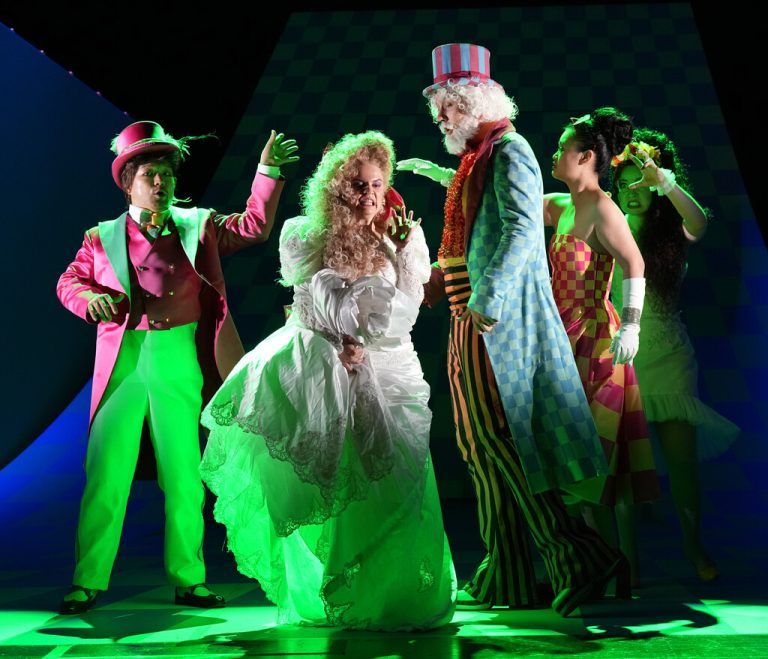Von links: Josef Jeongmeen Ahn (Dandini), Aitana Sanz (Clorinda), Lobel Barun (Alidoro), Jingjing Xu (Angelina/Cenerentola), Anja Mittermüller (Tisbe).⇒Forster(2)