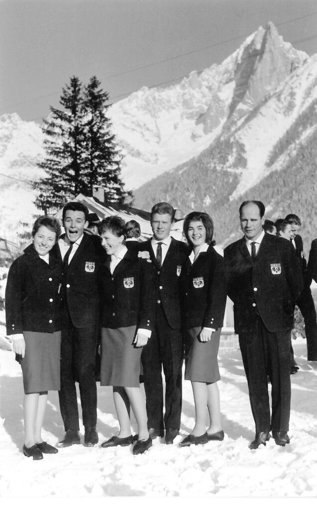 Vorarlbergs Skiteam bei der WM 1962 in Chamonix: Erika Netzer, Egon Zimmermann, Marianne Jahn, Gerhard Nenning, Ersatzläuferin Edith Zimmermann und ÖSV-Damencheftrainer Hermann Gamon.⇒NEUE-Archiv