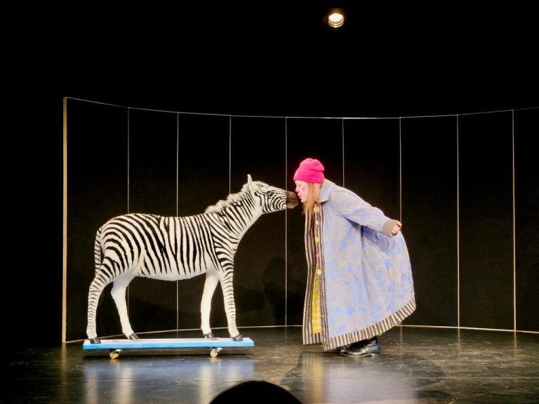 „ZebraLaLa“ heißt das wilde tierische Stück der deutschen Clown-Gruppe Die Pyromantiker.⇒Konszack