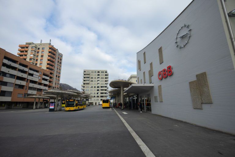 Am Bahnhof Feldkirch kam es im Februar zu einem blutigen Streit zwischen zwei Männern. EIner der beiden steht heute wegen des Verdachts des versuchten Mordes vor Gericht. ⇒ Hartinger