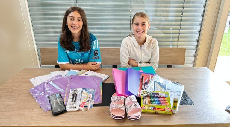 Aylin (14) und Emily (11) sitzen vor ihren Schulsachen, die sie für das kommende Schuljahr gekauft haben. ⇒huber