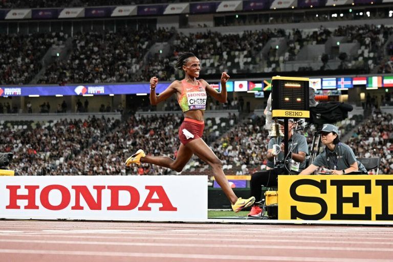 Beatrice Chebet feiert ausgelassen ihre Goldmedaille. ⇒AFP
