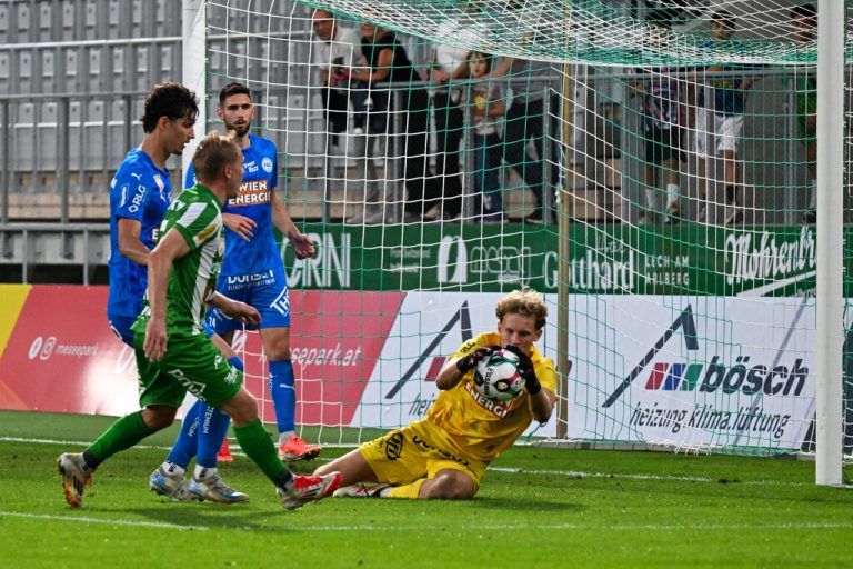 Bei der Austria wollte das Runde gestern einfach nicht in das Eckige. Auch nicht bei dieser Chance von Fabian Gmeiner. ⇒GEPA/Lerch (3)