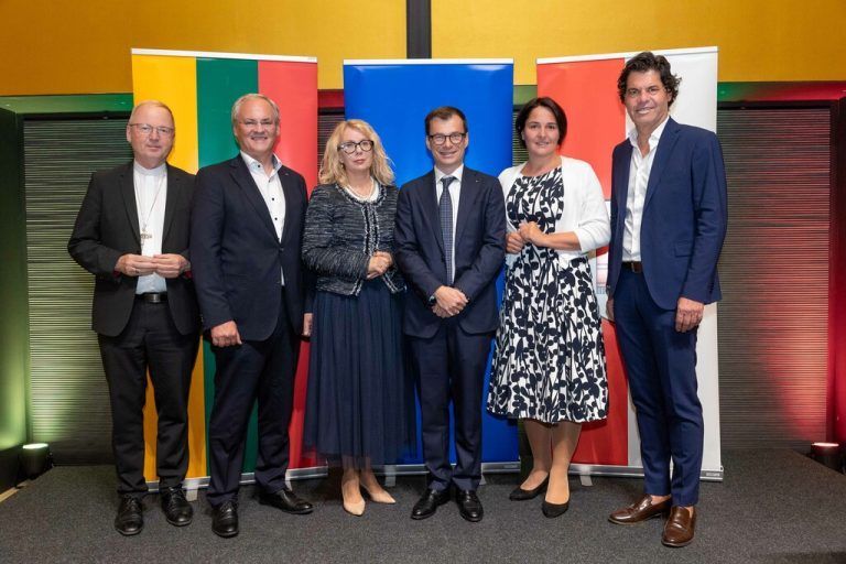 Benno Elbs, Harald Sonderegger, die litauische Botschafterin Lina Rukštelienė, Honorarkonsul Andreas Huber, Monika Vonier und Bürgermeister Manfred Rädler.⇒weissengruber (7)