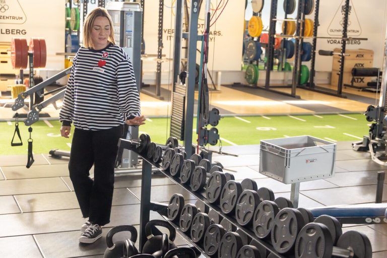 Bettina Plank schaut ein letztes Mal im Kraftraum des Olympiazentrums Vorarlberg vorbei, wo sie insbesondere in jungen Jahren viele, viele Stunden verbracht hat. ⇒⇒Klaus Hartinger