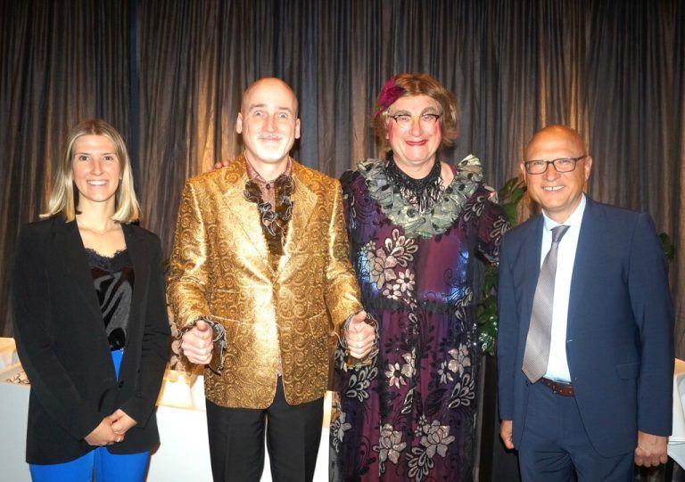 Carina Wilhelmstätter, Komiker-Duo Emmi und Willnowsky mit Casino-Restaurantleiter Stefan Moosbrugger.⇒Ritter (7)