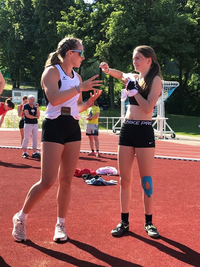 Chiara-Belinda Schuler (l.) gibt Amy Salzgeber wertvolle Tipps. ⇒Jochen Dedeleit