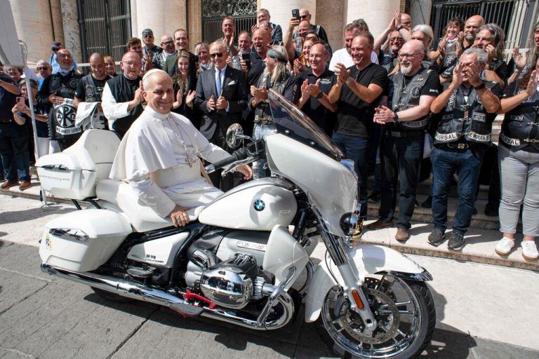 Das BMW-Motorrad soll für einen guten Zweck versteigert werden.⇒APA/AFP/VATICAN MEDIA/HANDOUT