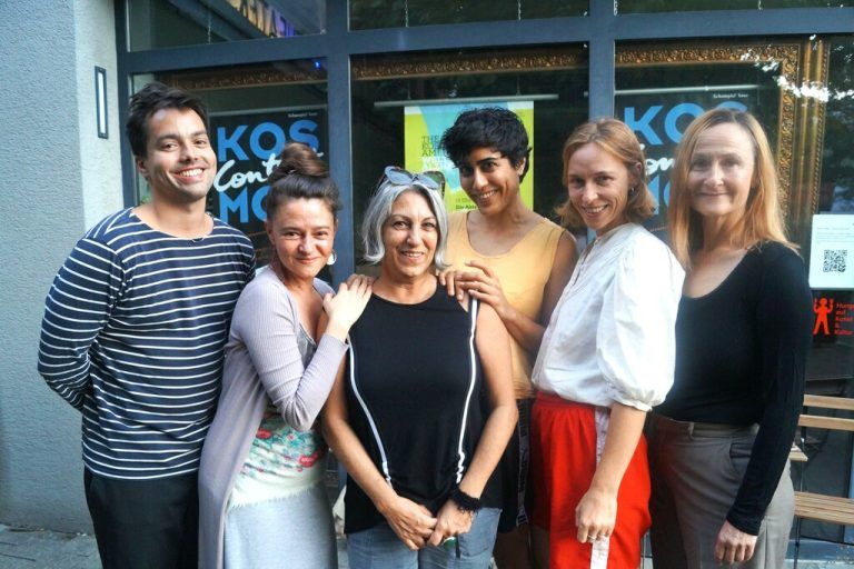 Das Ensemble mit Maximilian Thienen, Tina Keserovic, Regisseurin Asli Kislal, Tala Al-Deen, Sophia Löffler und Ursula Reiter.⇒ritter (7)