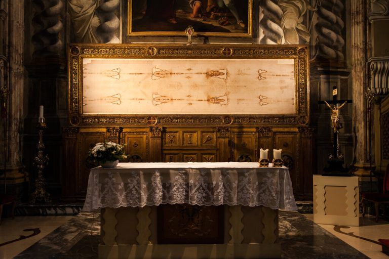 Das Turiner Grabtuch: Viele Gläubige sehen in dem Leinentuch das Leichentuch Jesu.⇒⇒Shutterstock